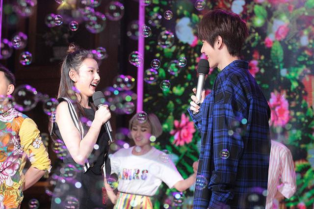 Vương Nhất Bác bị Triệu Lệ Dĩnh phàn nàn vì ít nói trong khi Tiêu Chiến lại 'quá mệt mỏi' vì bạn diễn nói quá nhiều Ảnh 16