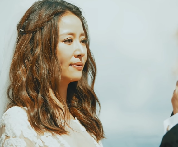 Nữ diễn viên rơi nước mắt trong ngày trọng đại nhất đời mình