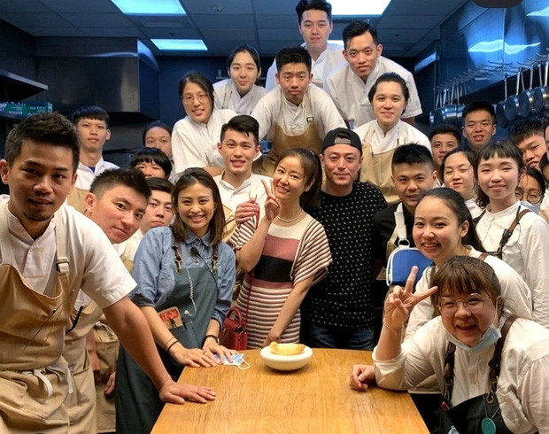 Lâm Tâm Như và Hoắc Kiến Hoa chụp ảnh chung với toàn bộ nhân viên tại một nhà hàng khi cả hai đến đây tổ chức tiệc mừng kỷ niệm 4 năm ngày cưới