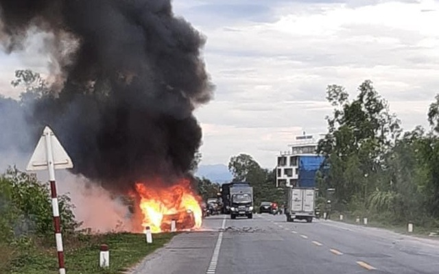 Xe ô tô 7 chỗ bất ngờ bốc cháy dữ dội khi đang lưu thông, 2 người trên xe rời khỏi hiện trường Ảnh 2