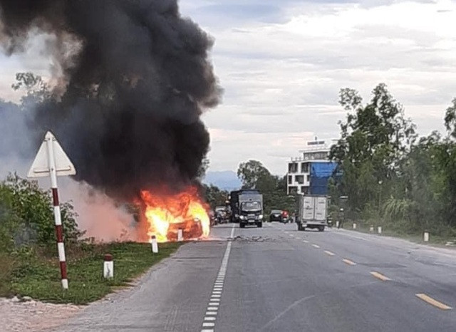 Xe ô tô 7 chỗ bất ngờ bốc cháy. Ảnh: Dân Trí