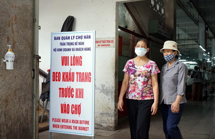 Việc đeo khẩu trang, đo nhiệt độ được thực hiện nghiêm ngặt khi ra vào chợ