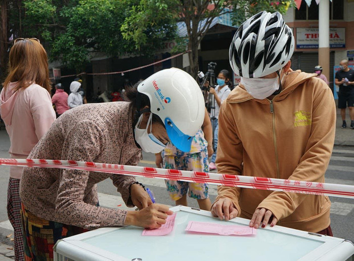 Người Đà Nẵng được phát 'tem phiếu' như thời bao cấp, mỗi hộ gia đình đi chợ 3 ngày 1 lần phòng dịch COVID-19 Ảnh 5