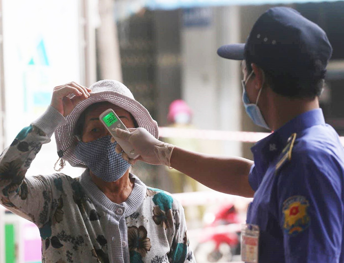 Người Đà Nẵng được phát 'tem phiếu' như thời bao cấp, mỗi hộ gia đình đi chợ 3 ngày 1 lần phòng dịch COVID-19 Ảnh 9