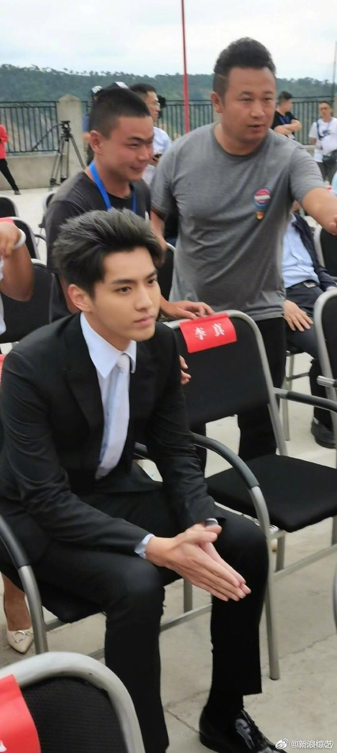 Sau Vương Tuấn Khải, Ngô Diệc Phàm xuất hiện ở sự kiện với bộ vest đen lịch lãm, dáng ngồi bình thường lại được khen lấy khen để Ảnh 10