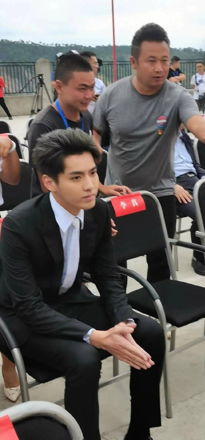 Sau Vương Tuấn Khải, Ngô Diệc Phàm xuất hiện ở sự kiện với bộ vest đen lịch lãm, dáng ngồi bình thường lại được khen lấy khen để Ảnh 19