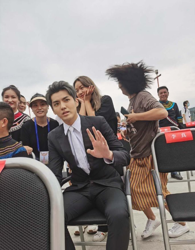 Sau Vương Tuấn Khải, Ngô Diệc Phàm xuất hiện ở sự kiện với bộ vest đen lịch lãm, dáng ngồi bình thường lại được khen lấy khen để Ảnh 20