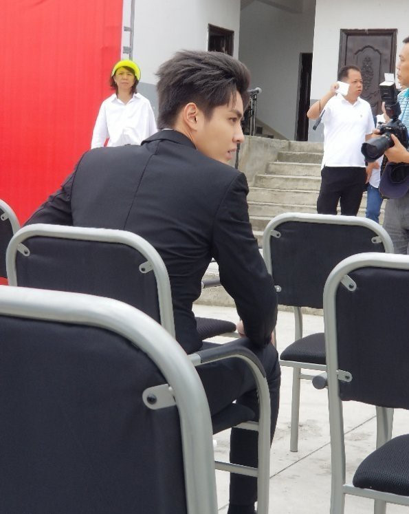 Sau Vương Tuấn Khải, Ngô Diệc Phàm xuất hiện ở sự kiện với bộ vest đen lịch lãm, dáng ngồi bình thường lại được khen lấy khen để Ảnh 21