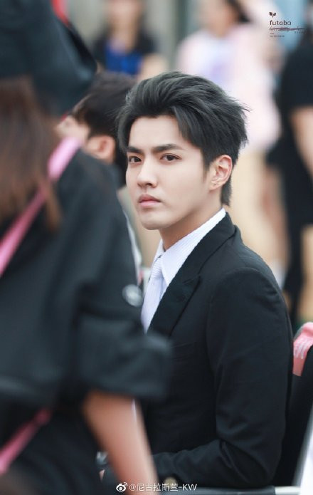 Sau Vương Tuấn Khải, Ngô Diệc Phàm xuất hiện ở sự kiện với bộ vest đen lịch lãm, dáng ngồi bình thường lại được khen lấy khen để Ảnh 22