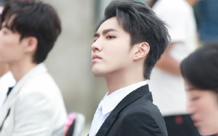 Sau Vương Tuấn Khải, Ngô Diệc Phàm xuất hiện ở sự kiện với bộ vest đen lịch lãm, dáng ngồi bình thường lại được khen lấy khen để Ảnh 2