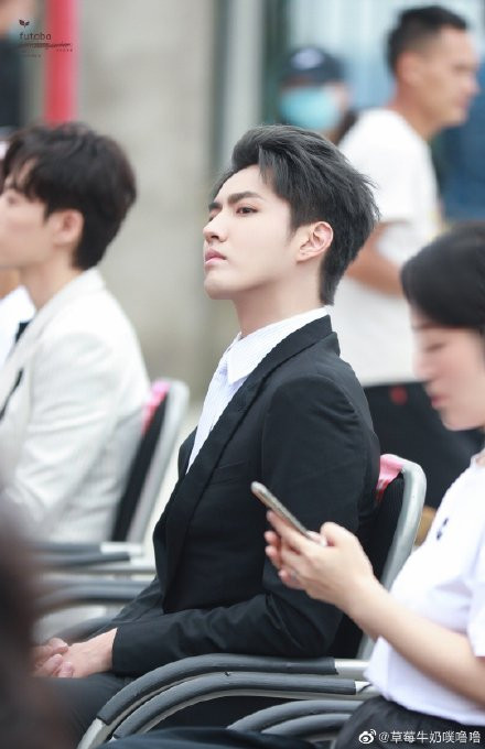 Sau Vương Tuấn Khải, Ngô Diệc Phàm xuất hiện ở sự kiện với bộ vest đen lịch lãm, dáng ngồi bình thường lại được khen lấy khen để Ảnh 23