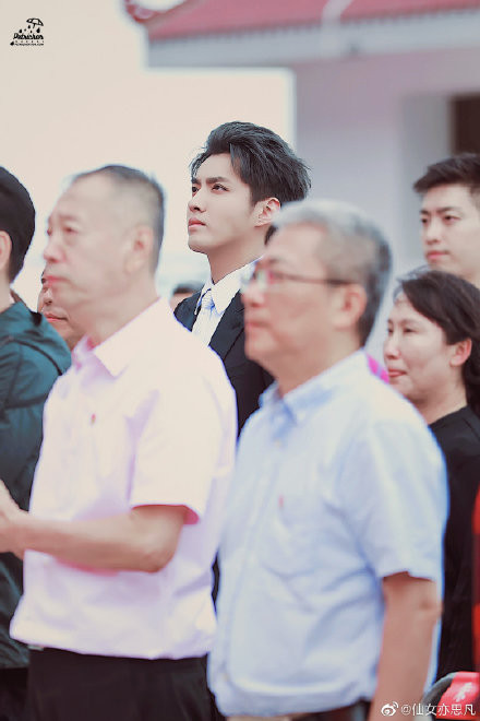 Sau Vương Tuấn Khải, Ngô Diệc Phàm xuất hiện ở sự kiện với bộ vest đen lịch lãm, dáng ngồi bình thường lại được khen lấy khen để Ảnh 24