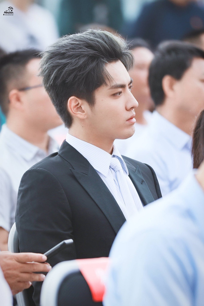 Sau Vương Tuấn Khải, Ngô Diệc Phàm xuất hiện ở sự kiện với bộ vest đen lịch lãm, dáng ngồi bình thường lại được khen lấy khen để Ảnh 7