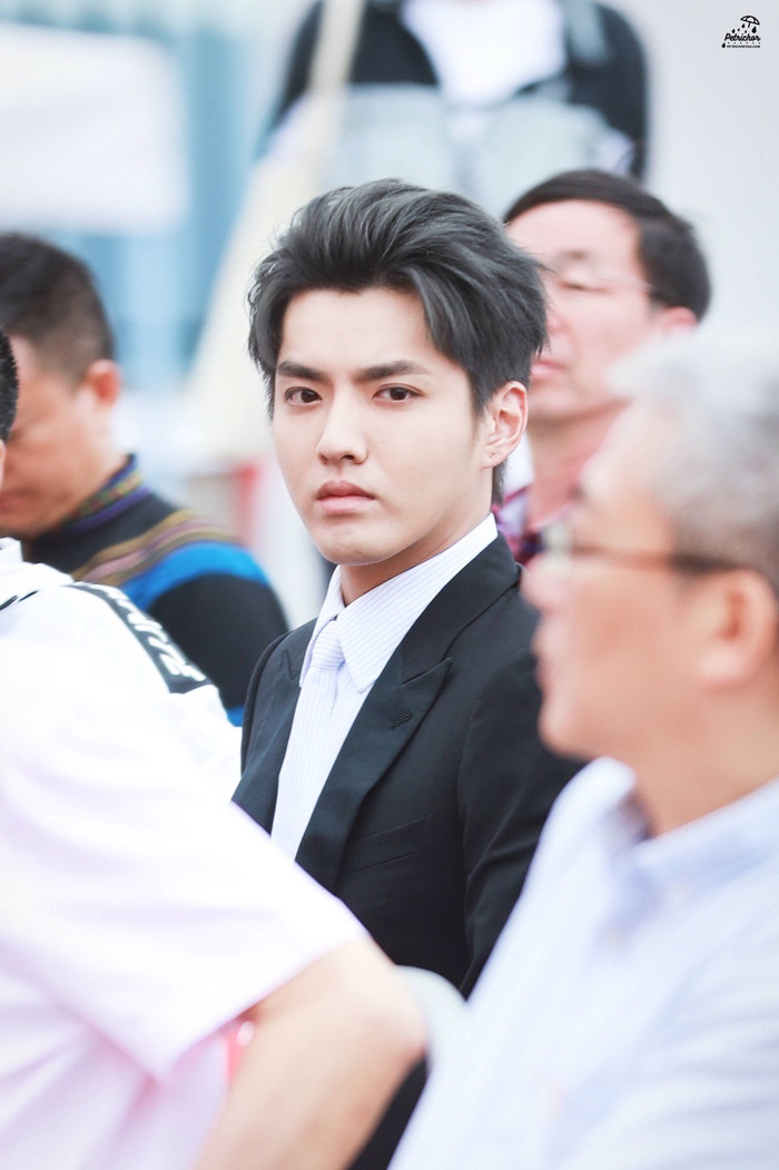 Sau Vương Tuấn Khải, Ngô Diệc Phàm xuất hiện ở sự kiện với bộ vest đen lịch lãm, dáng ngồi bình thường lại được khen lấy khen để Ảnh 8