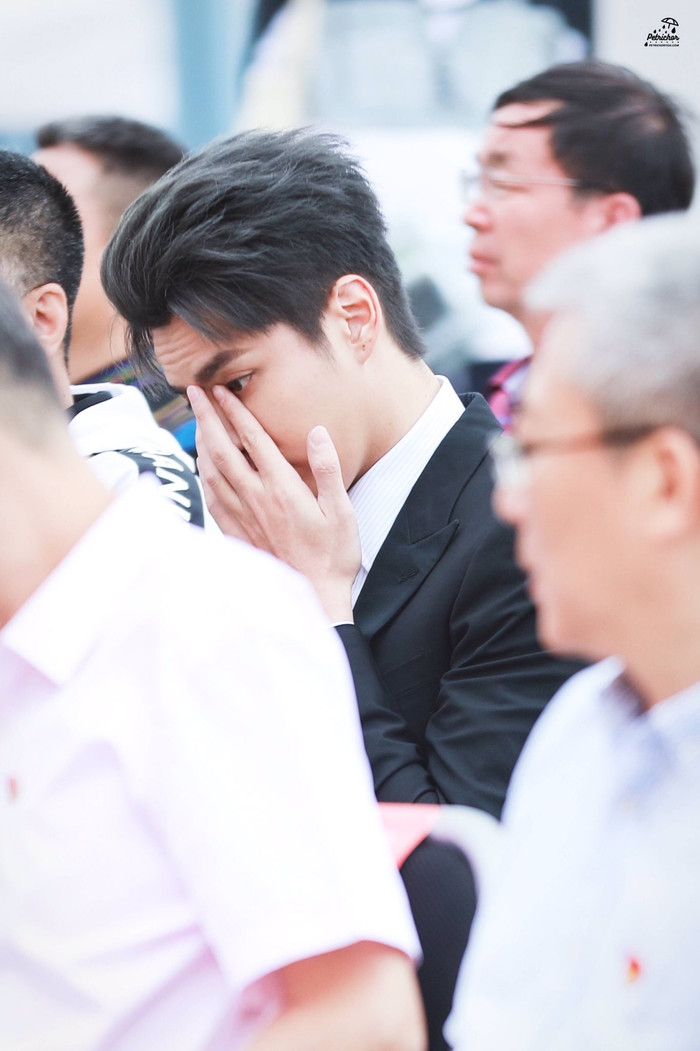 Sau Vương Tuấn Khải, Ngô Diệc Phàm xuất hiện ở sự kiện với bộ vest đen lịch lãm, dáng ngồi bình thường lại được khen lấy khen để Ảnh 9