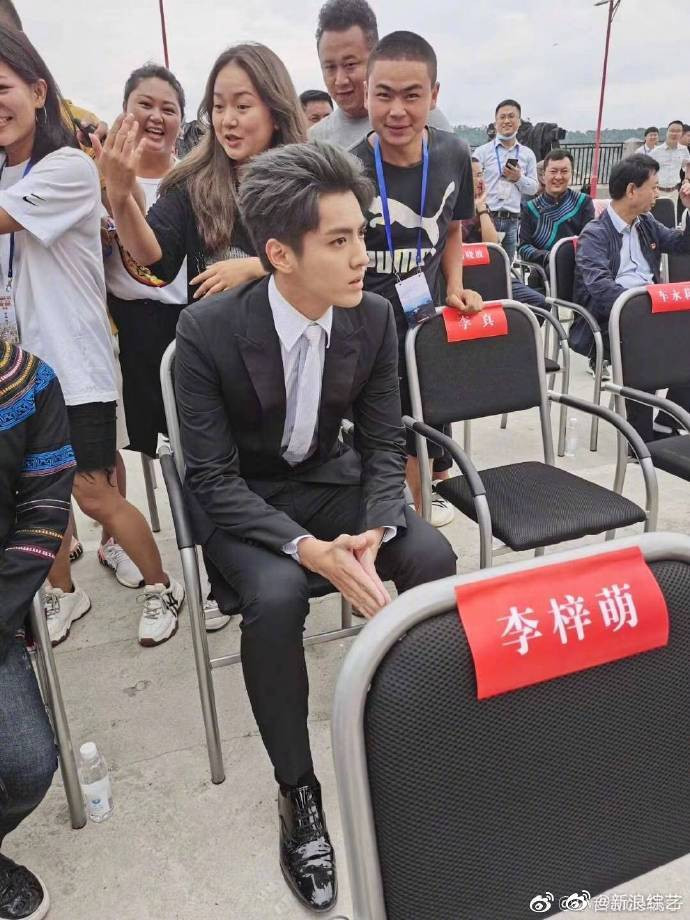 Sau Vương Tuấn Khải, Ngô Diệc Phàm xuất hiện ở sự kiện với bộ vest đen lịch lãm, dáng ngồi bình thường lại được khen lấy khen để Ảnh 11