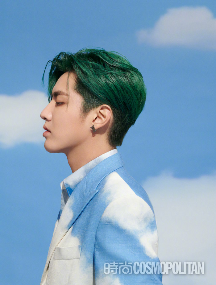 Sau Vương Tuấn Khải, Ngô Diệc Phàm xuất hiện ở sự kiện với bộ vest đen lịch lãm, dáng ngồi bình thường lại được khen lấy khen để Ảnh 5