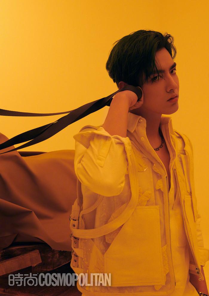 Sau Vương Tuấn Khải, Ngô Diệc Phàm xuất hiện ở sự kiện với bộ vest đen lịch lãm, dáng ngồi bình thường lại được khen lấy khen để Ảnh 6