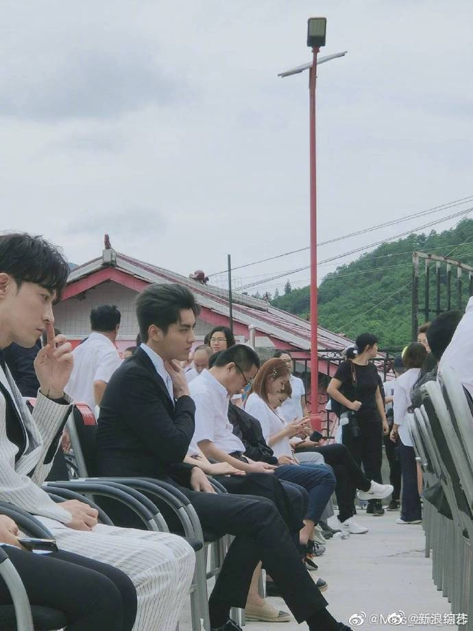 Sau Vương Tuấn Khải, Ngô Diệc Phàm xuất hiện ở sự kiện với bộ vest đen lịch lãm, dáng ngồi bình thường lại được khen lấy khen để Ảnh 12