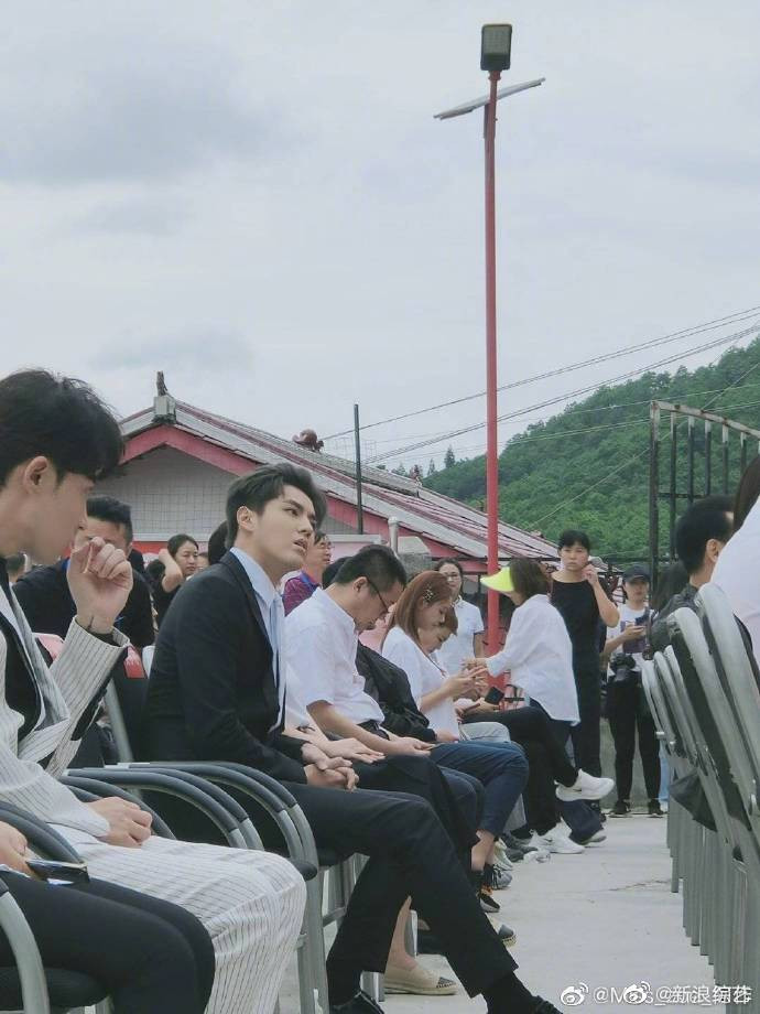 Sau Vương Tuấn Khải, Ngô Diệc Phàm xuất hiện ở sự kiện với bộ vest đen lịch lãm, dáng ngồi bình thường lại được khen lấy khen để Ảnh 13