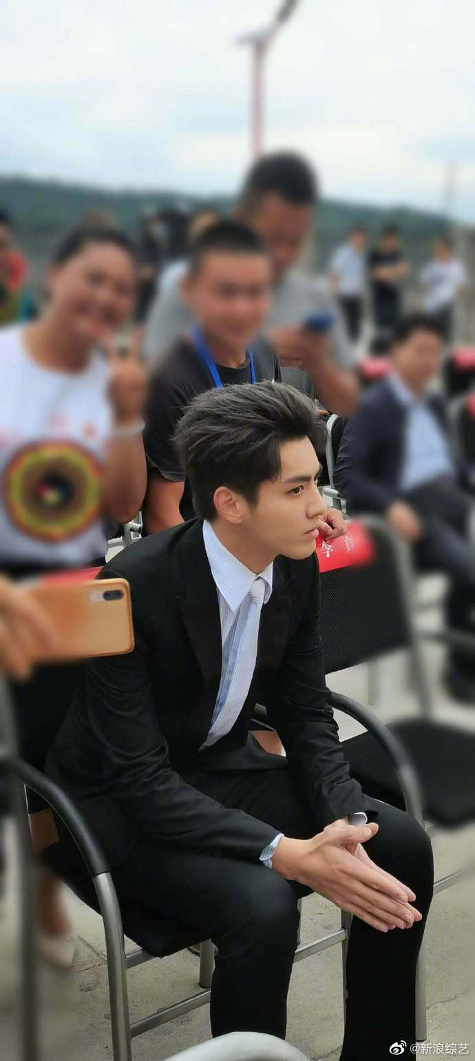 Sau Vương Tuấn Khải, Ngô Diệc Phàm xuất hiện ở sự kiện với bộ vest đen lịch lãm, dáng ngồi bình thường lại được khen lấy khen để Ảnh 15