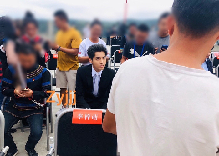 Sau Vương Tuấn Khải, Ngô Diệc Phàm xuất hiện ở sự kiện với bộ vest đen lịch lãm, dáng ngồi bình thường lại được khen lấy khen để Ảnh 14