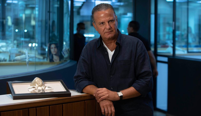 Nhà thiết kế nổi tiếng Isaac Levy&nbsp;của công ty trang sức Yvel bên chiếc khẩu trang triệu đô có giá đắt nhất trên thế giới&nbsp;