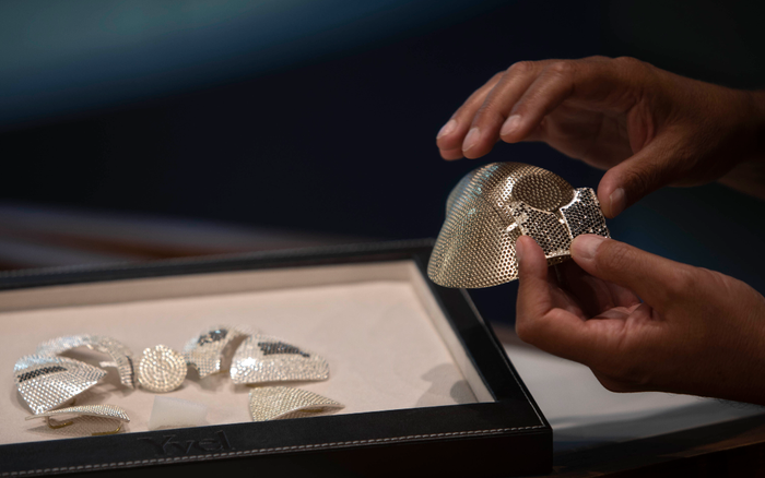 Chống COVID-19, doanh nhân Trung Quốc đặt mua chiếc khẩu trang làm bằng vàng đắt nhất trên thế giới Ảnh 2