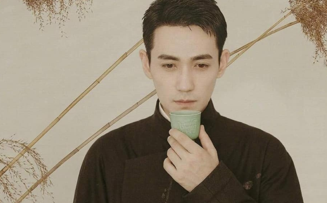 'Thầy Thẩm' Chu Nhất Long đập tan tin đồn xuống sắc trên trang bìa kỷ niệm tròn 40 năm của tạp chí L'officiel bằng vẻ đẹp tinh tế và u hoài Ảnh 2