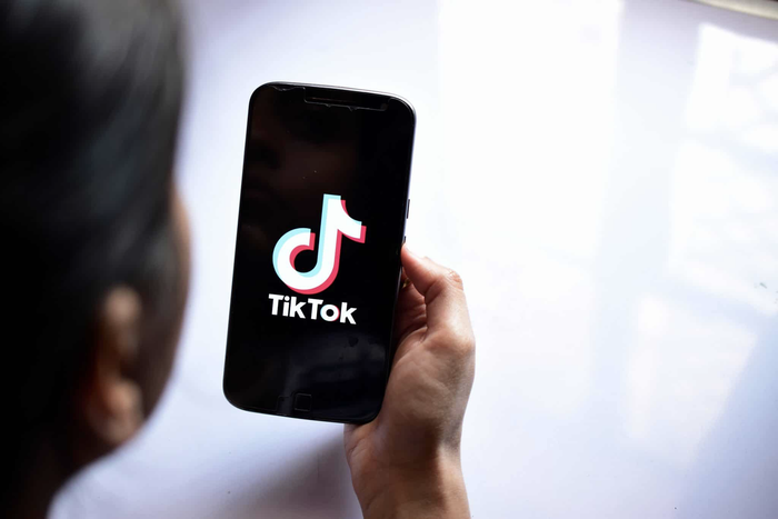 Ngoài địa chỉ Mac, dữ liệu được TikTok thu thập còn có ID quảng cáo của thiết bị. (Ảnh: Shutterstock)