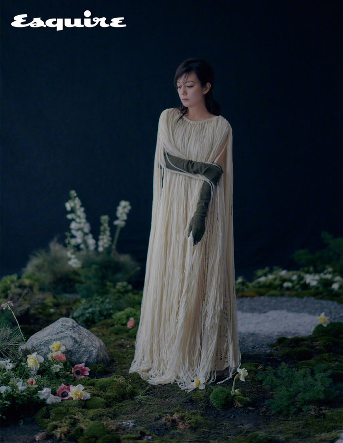 Triệu Vy bỗng trẻ ra cả chục tuổi nhờ bộ váy chấm bi xanh điệu đà Ảnh 8