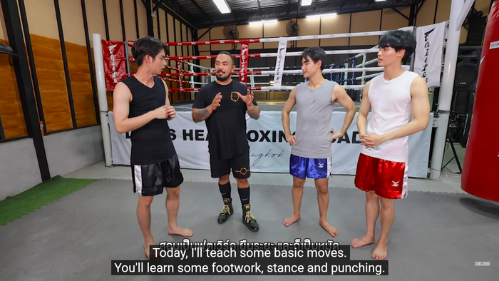 Cả ba cùng được tập với huấn luyện viên.