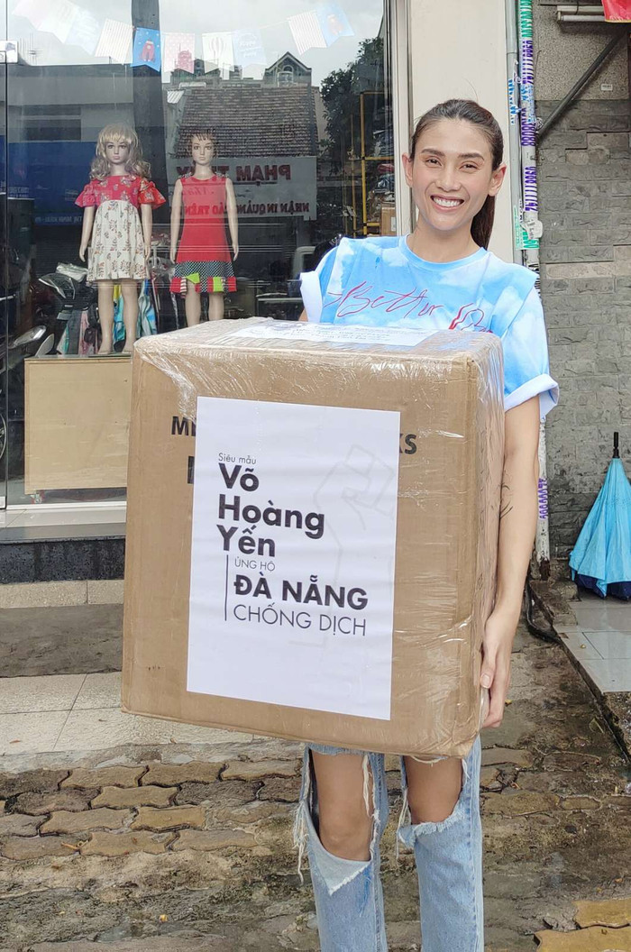 Siêu mẫu Võ Hoàng Yến tự tay chuyển 13.000 khẩu trang ra xe để chở về Đà Nẵng gửi tặng người dân