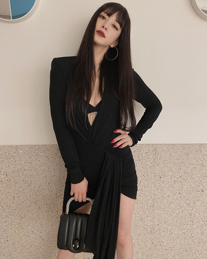 Mỹ nhân Hàn mang đến một diện mạo ma mị với mái tóc đen mái ngang cùng tone makeup sắc lẹm 