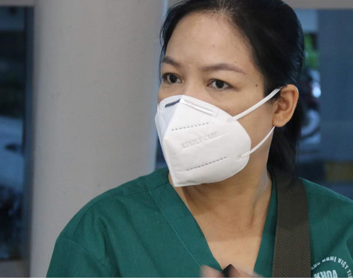 Có chồng bị ung thư mới phẫu thuật xong chị Hà lên đường nhận nhiệm vụ. Cả hai vợ chồng mỗi tối đều gọi điện động viên nhau.