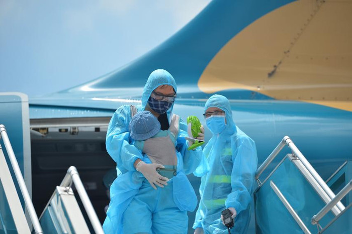 Vietnam Airlines chở 202 hành khách đầu tiên mắc kẹt ở Đà Nẵng về Hà Nội Ảnh 6
