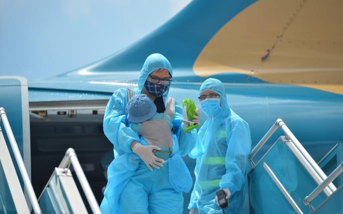 Vietnam Airlines chở 202 hành khách đầu tiên mắc kẹt ở Đà Nẵng về Hà Nội Ảnh 2