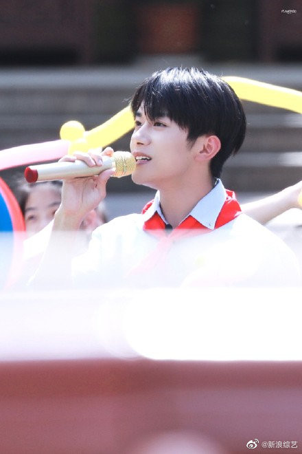 Dịch Dương Thiên Tỉ quay về những tháng năm học sinh, vẻ mặt ngại ngùng khi được tỏ tình gây chú ý Ảnh 3