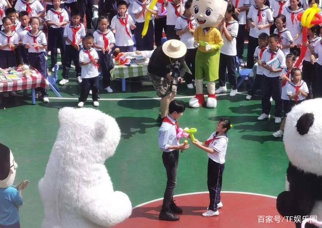 Dịch Dương Thiên Tỉ quay về những tháng năm học sinh, vẻ mặt ngại ngùng khi được tỏ tình gây chú ý Ảnh 12