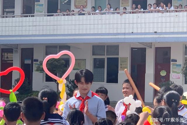 Dịch Dương Thiên Tỉ quay về những tháng năm học sinh, vẻ mặt ngại ngùng khi được tỏ tình gây chú ý Ảnh 13