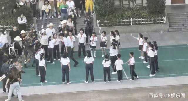 Dịch Dương Thiên Tỉ quay về những tháng năm học sinh, vẻ mặt ngại ngùng khi được tỏ tình gây chú ý Ảnh 14