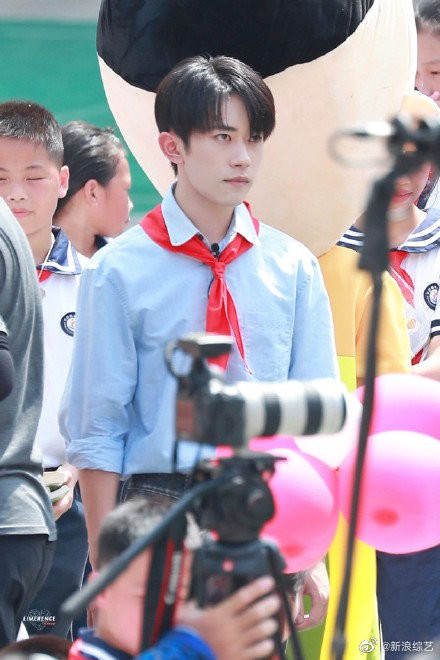 Dịch Dương Thiên Tỉ quay về những tháng năm học sinh, vẻ mặt ngại ngùng khi được tỏ tình gây chú ý Ảnh 4