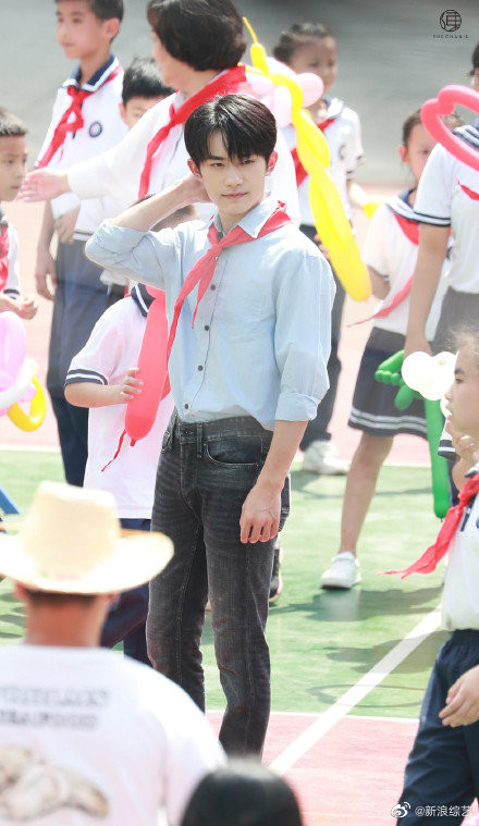 Dịch Dương Thiên Tỉ quay về những tháng năm học sinh, vẻ mặt ngại ngùng khi được tỏ tình gây chú ý Ảnh 5