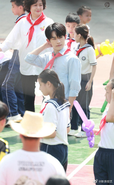 Dịch Dương Thiên Tỉ quay về những tháng năm học sinh, vẻ mặt ngại ngùng khi được tỏ tình gây chú ý Ảnh 6