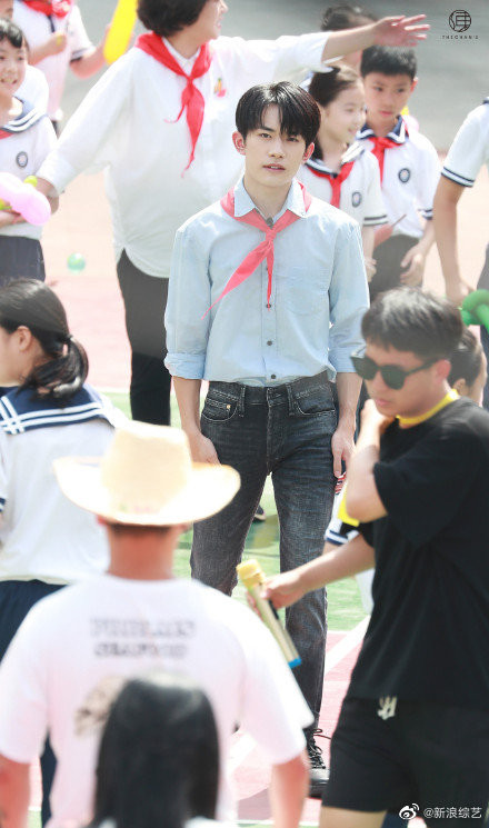 Dịch Dương Thiên Tỉ quay về những tháng năm học sinh, vẻ mặt ngại ngùng khi được tỏ tình gây chú ý Ảnh 7