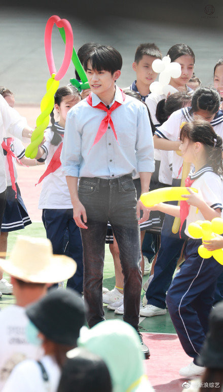 Dịch Dương Thiên Tỉ quay về những tháng năm học sinh, vẻ mặt ngại ngùng khi được tỏ tình gây chú ý Ảnh 9