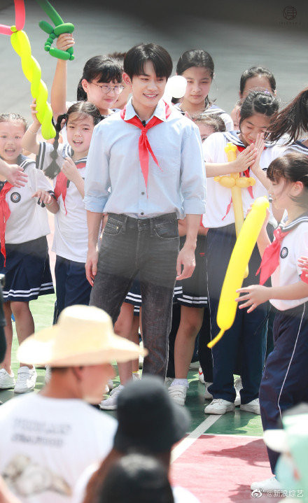 Dịch Dương Thiên Tỉ quay về những tháng năm học sinh, vẻ mặt ngại ngùng khi được tỏ tình gây chú ý Ảnh 10