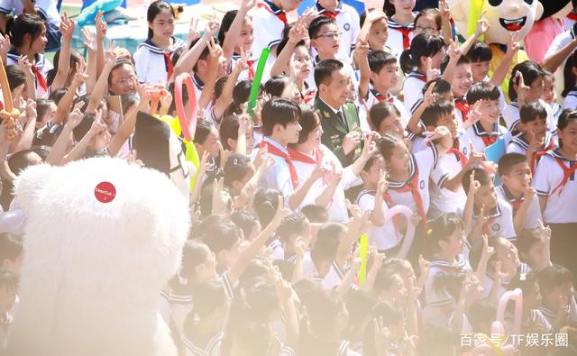 Dịch Dương Thiên Tỉ quay về những tháng năm học sinh, vẻ mặt ngại ngùng khi được tỏ tình gây chú ý Ảnh 11