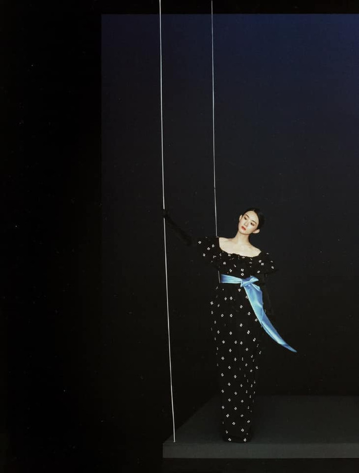 Triệu Lệ Dĩnh đầy nghệ thuật trên Bazaar số tháng 8, thảo nào Phùng Thiệu Phong nghiện vợ đến vậy! Ảnh 4