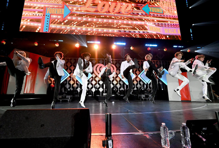 Bằng chứng BTS là nhóm 'Jin và 6 người bạn': Nhìn không nhịn được cười! Ảnh 2